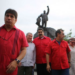 Develan en Venezuela enorme estatua de Hugo Chávez donada por Rusia