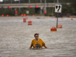 Una mujer camina sobre una calle inundada luego de dejar el refugio que ocupó, en la zona de Savannah, Georgia. AP / S. B. Morton
