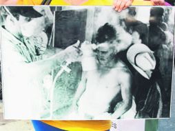 El ex bracero mexicano, Francisco Uviña, recuerda con dolor malos tratos como en la imagen, donde eran fumigados. EFE / ARCHIVO