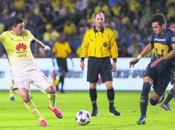 Rubens Sambueza conduce el balón en el partido contra los Pumas. MEXSPORT /