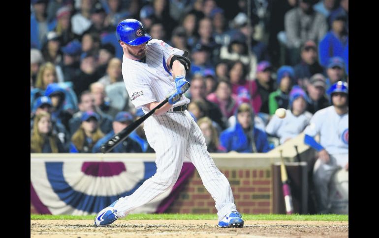 Travis Wood sacó la pelota del campo en la cuarta entrada para darle la quinta carrera a los Cachorros de Chicago. AFP /