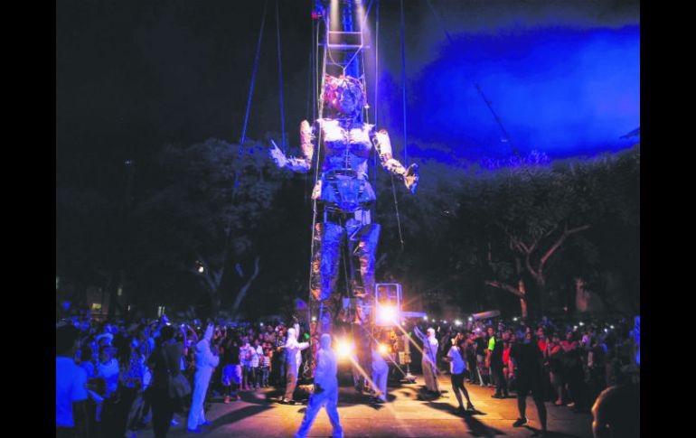 Una marioneta gigante de Afrodita recorrió Plaza de la Liberación frente a cientos de tapatíos. ESPECIAL /