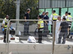 Policías registran el área donde ocurrió el hecho. EFE / A. Sultan