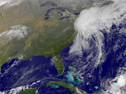 El paso de 'Matthew' ha dejado sin luz a 760 mil inmuebles y mantiene en estado de emergencia a 43 localidades de esta región. AFP / NOAA-NASA GOES PROJECT
