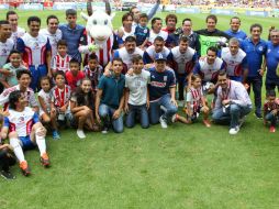 Aficionados aprovecharon para tomarse la foto con los jugadores emblema. EL INFORMADOR / P. Franco