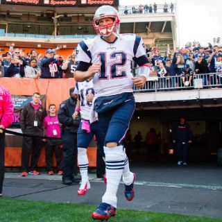 Patriotas triunfan en regreso de Tom Brady