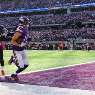 Vikingos siguen invictos tras vapulear a Texanos