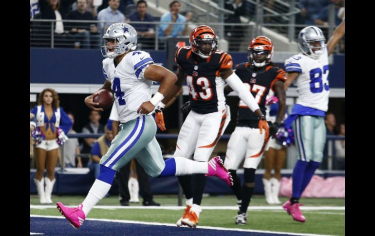 Prescott, quien entró como titular por el lesionado Tony Romo, consolidó su récord para un novato con 155 pases sin intercepciones. EFE / L. Smith