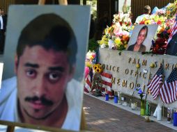 Retrato del agresor, John Felix, frente a memorial por las víctimas AP / M. Rarlston