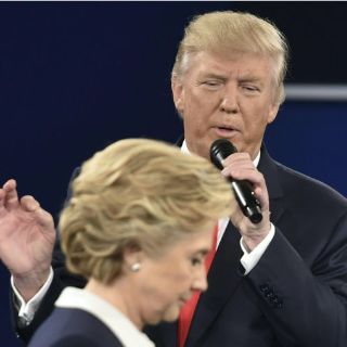 A pesar de ataques, Clinton supera a Trump en el debate