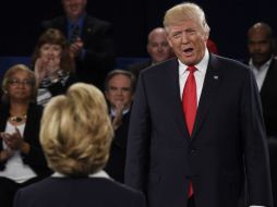 Trump resistió las críticas por sus comentarios sexistas y tanto él como Hillary se enfrascaron en una serie de acusaciones. EFE / S. Loeb