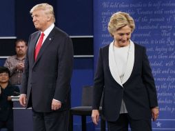 Destacan que el ambiente frío quedó asentado desde el inicio del debate, cuando Trump y Clinton rehusaron saludarse de mano. AP / E. Vucci