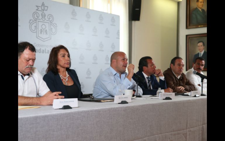 Alcaldes de Zapotlanejo, Tlaquepaque, Guadalajara, Zapopan, Tlajomulco y Juanacatlán ofrecieron una rueda de prensa este lunes. EL INFORMADOR / R. Tamayo