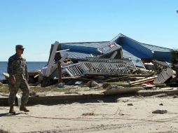 En ciudades costeras como Surfside Beach, Carolina del Sur el mar penetró en las casas llevándose todo a su paso. AP / B. Smith