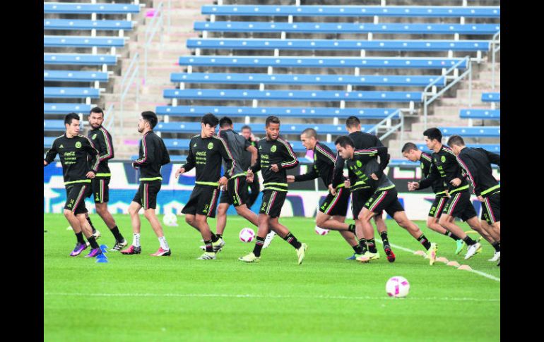 Entrenamiento. Elementos de la Selección mexicana en el reconocimiento de la cancha del Estadio Toyota Park. MEXSPORT /