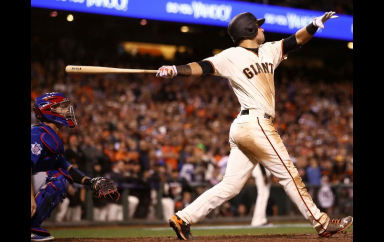 Joe Panik conecta la pelota para impulsar la carrera que le dio la victoria a San Francisco. AFP / E. Sham