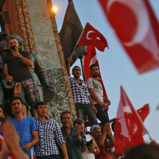 Ordenan el arresto de 125 policías turcos por vínculos con Gülen