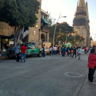 Amanecen cercadas, plazas del Centro tapatío