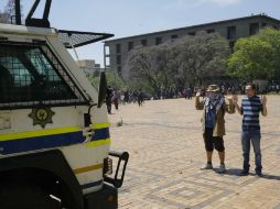 Dos estudiantes se enfrentan a vehículo policial durante las manifestaciones. EFE / K. Ludbrook
