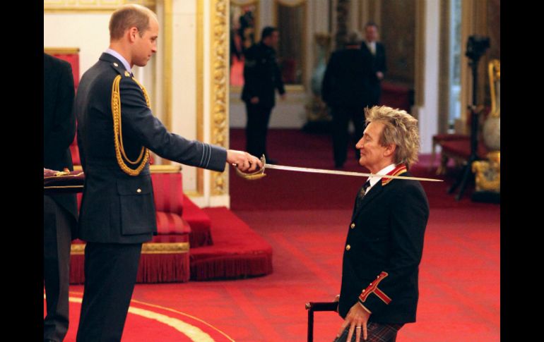 El rockero Rod Stewart fue nombrado Sir por el príncipe Guillermo en el Palacio de Buckingham. AP / J. Brady