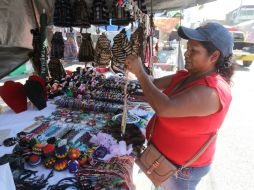 Ambulantes ofrecen artículos religiosos, antojitos mexicanos, panes, y más cosas. EL INFORMADOR / F. Atilano