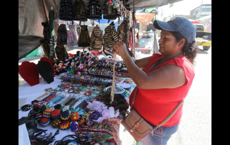 Ambulantes ofrecen artículos religiosos, antojitos mexicanos, panes, y más cosas. EL INFORMADOR / F. Atilano