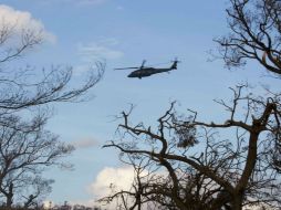 Un helicóptero de los Estados Unidos sobrevuela las zonas afectadas por 'Matthew'. AP / D. Chery