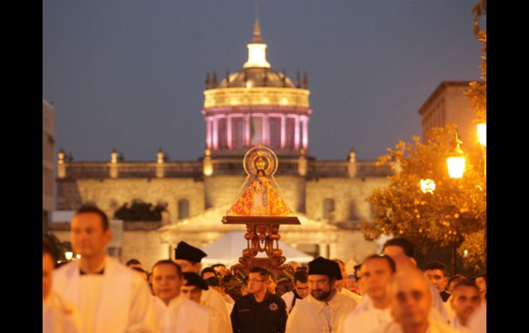 'Alabemos a María, Madre de Dios', fue el canto unánime de fieles cuando la Virgen de Zapopan pisó las tapias del altar. EL INFORMADOR / F. Atilano