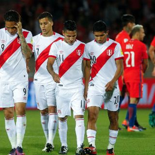 Vidal salva a Chile ante Perú y mantiene esperanza