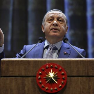 Erdogan llama novata política a Clinton