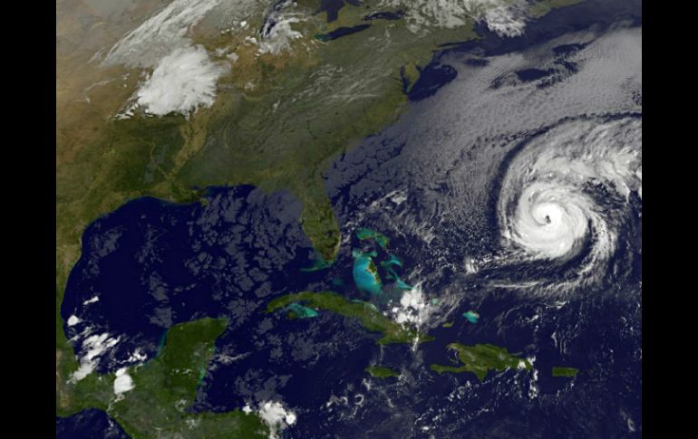 Meteorólogos prevén que el ciclón llegue a las islas, territorio británico, en las próximas 24 horas. AFP /