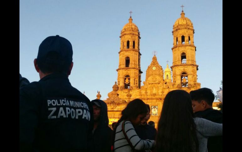 En Plaza Juan Pablo II, miles de fieles esperan el arribo de la imagen de la Virgen de la Expectación de Zapopan. TWITTER / @PoliciaZapopan