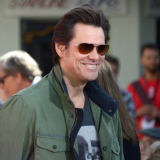 Madre de ex novia de Jim Carrey lo demanda