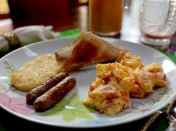 La correcta costumbre de desayunar favorece a la llegada con mucho mejor humor y semblante al lugar de trabajo o estudio. EL INFORMADOR / ARCHIVO