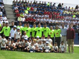 Jugadores se tomaron la foto del recuerdo con los cien niños de diferentes fundaciones. TWITTER / @ClubAmerica