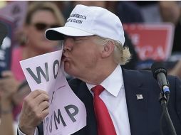 El candidato republicano se encontraba en un acto de campaña en Florida, mientras que féminas se manifestaban en su contra. AFP / M. Ngan