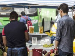 Algunos motivos por los que mexicanos consumen alimentos en la calle son por antojo o prisa. EL INFORMADOR / ARCHIVO