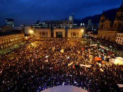 'Acuerdos ya', gritaban los manifestantes durante esta 'Marcha de las flores'. EFE / L. Muñoz