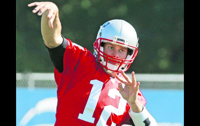Tom Brady. El quarterback de los Patriotas durante la práctica de su equipo realizada ayer. AP / S. Senne