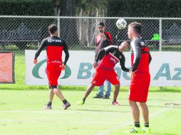 Luis 'Macue' Robles, quien podría sustituir a Salas, cabecea el balón durante un entrenamiento en La Madriguera. EL INFORMADOR / A. Camacho