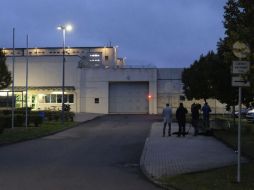 Un grupo de periodistas permanecen apostados frente a la cárcel de Leipzig (JVA), donde se suicidó Jaber Albakr. EFE / S. Willnow