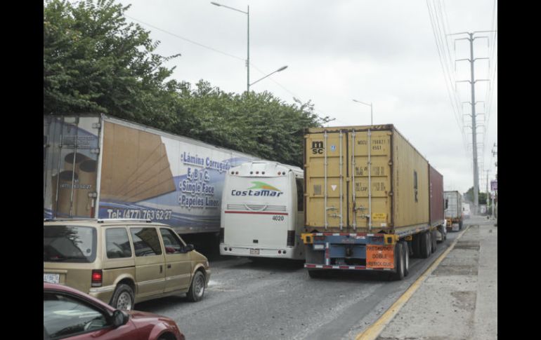 Aspecto de la avenida Lázaro Cárdenas, zona invadida por el transporte de carga. EL INFORMADOR / F. Atilano