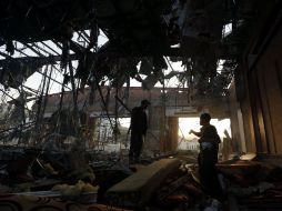 El bombardeo se produjo cuando en torno a un millar de personas expresaban sus condolencias a la familia de Yalal al Ruishan. EFE / Y. Arhab