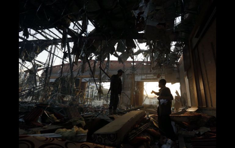 El bombardeo se produjo cuando en torno a un millar de personas expresaban sus condolencias a la familia de Yalal al Ruishan. EFE / Y. Arhab