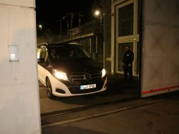 Un vehículo fúnebre con el cadáver de Jaber Albakr sale del centro de reclusión. EFE / J. Woitas