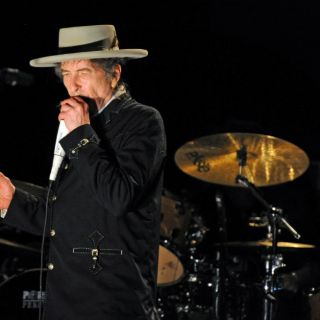 Salman Rushdie elogia entrega del Nobel a Dylan