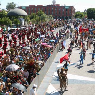 Danzantes y payasos rinden tributo a la Virgen de Zapopan