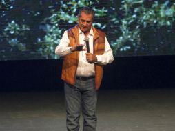 Jaime Rodríguez Calderón se presenta ataviado de vaquero, en contraste con la gala de sus invitados. EFE / STR