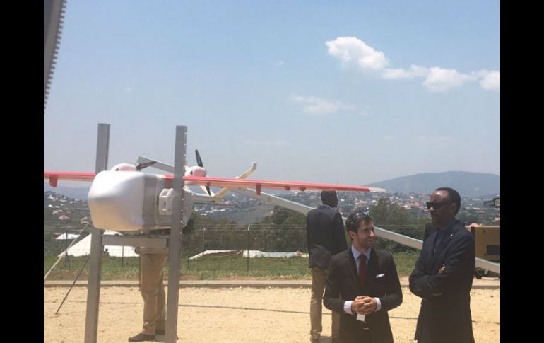 Los drones Zips tienen forma de pequeño avión, cada uno pesa 13 kilos  y puede transportar una carga de 1.5 kilos. TWITTER / @UrugwiroVillage