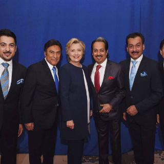 Los Tigres del Norte se toman foto con Hillary Clinton